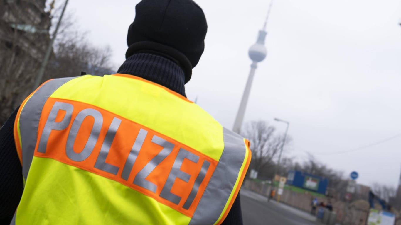 Polizist in Berlin: Als die Beamten eintrafen, hatte sich die Schlägerei im Bezirk Steglitz schon aufgelöst. (Symbolfoto)