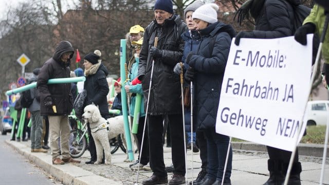Gegner der E-Tretroller formulieren vor dem Bundesverkehrsministerium ihre Forderungen: "Fahrbahn Ja, Gehweg Nein". Gegner der E-Tretroller formulieren vor dem Bundesverkehrsministerium ihre Forderungen: "Fahrbahn Ja, Gehweg Nein".