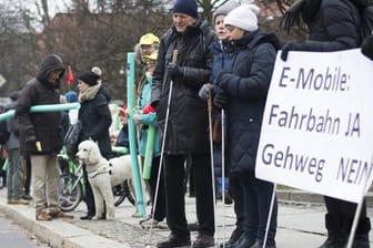 Gegner der E-Tretroller formulieren vor dem Bundesverkehrsministerium ihre Forderungen: "Fahrbahn Ja, Gehweg Nein".