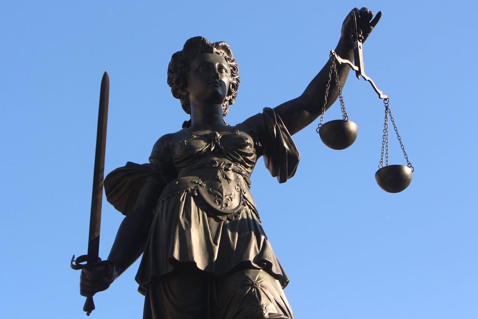 Weil er versucht haben soll, seine Ehefrau umzubringen, hat die Staatsanwaltschaft Saarbrücken gegen einen 57-Jährigen Anklage erhoben. (Symbolbild)