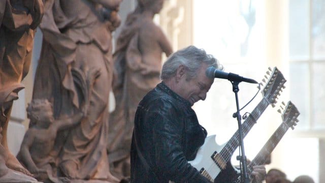 Don Felder beschwört zwischen antiken Statuen alte Eagles-Zeiten.