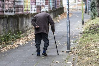 Alter Mann mit Gehstock: Gut die Hälfte der Bezieher von Mindestsicherung erhalten diese, weil sie das Rentenalter erreichen.