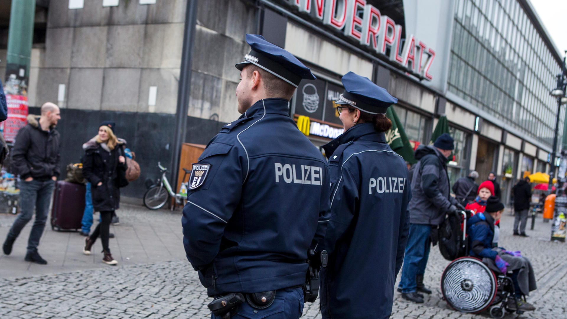 Polizei auf dem Berliner Alexanderplatz (Symbolbild): Die Berliner Datenschutzbeauftragte machte auf Datenmissbrauch bei der Polizei aufmerksam.