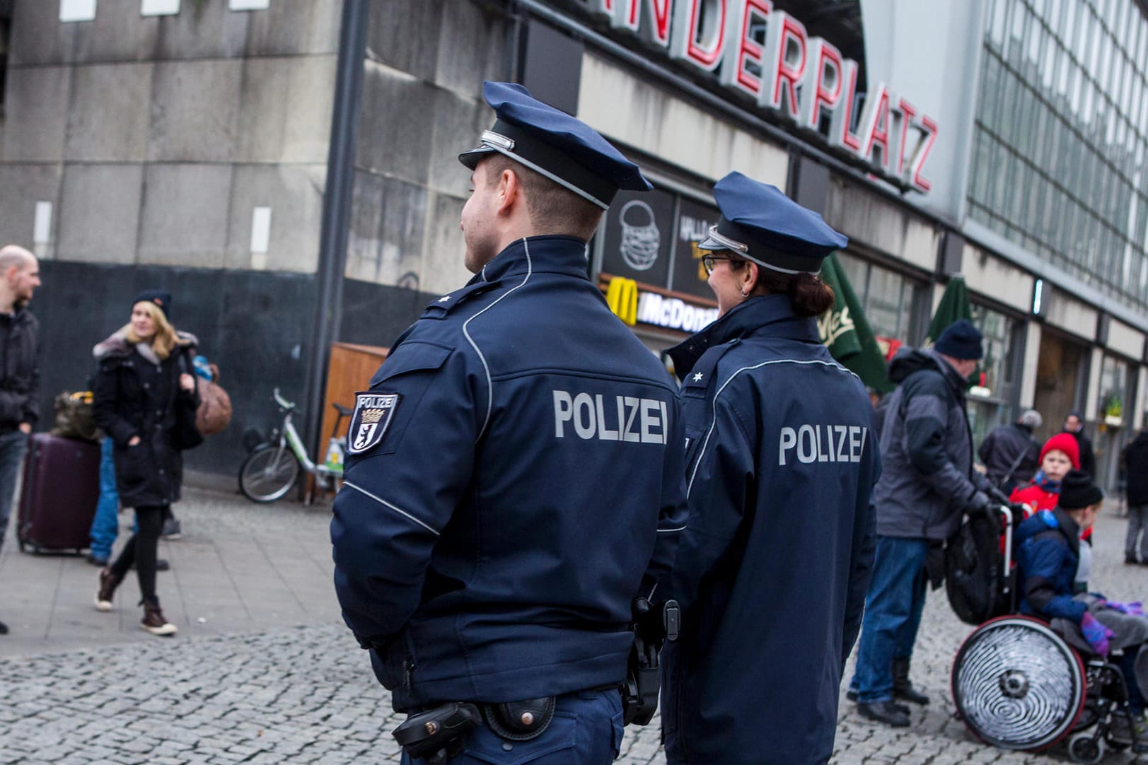 Polizei auf dem Berliner Alexanderplatz (Symbolbild): Die Berliner Datenschutzbeauftragte machte auf Datenmissbrauch bei der Polizei aufmerksam.