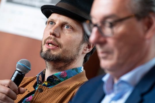 Michael Liebe (l), Leiter der Games Week, neben Helge Jürgens, Geschäftsführer New-Media-Förderung des Medienboard Berlin-Brandenburg.