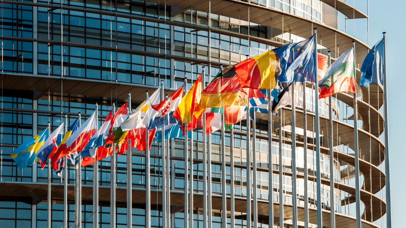 Flaggen der EU-Länder wehen vor dem EU-Parlament: Die Stärkung der wirtschaftlichen Eigenständigkeit hoch verschuldeter ist das Ziel, nicht die Transferunion, betont Mario Ohoven.