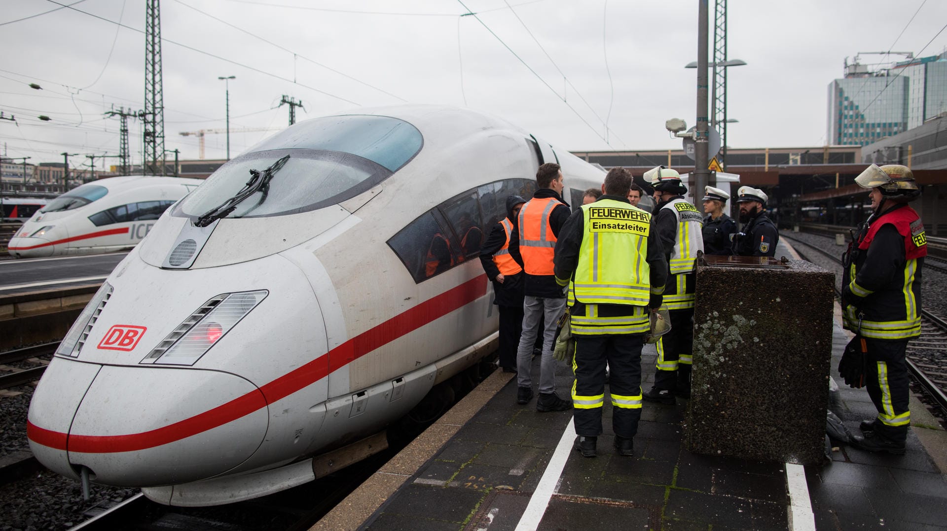 Düsseldorf: Einsatzkräfte von Polizei und Feuerwehr stehen neben einem ICE, bei dem das Drehgestell des hinteren Zugteils rauchte.