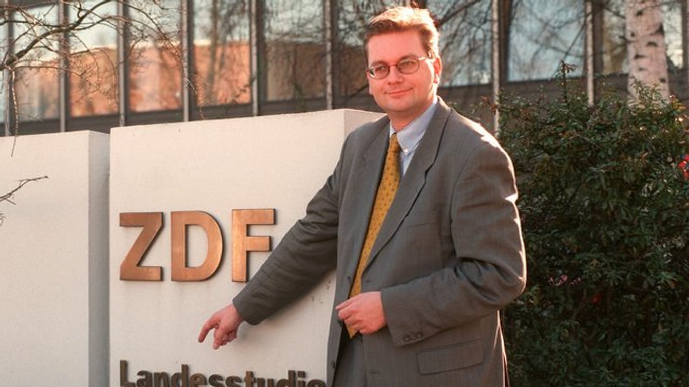 Als TV-Journalist: Reinhard Grindel (hier 1997 vor dem ZDF-Landesstudio in Berlin) war lange Jahre ZDF-Mitarbeiter.