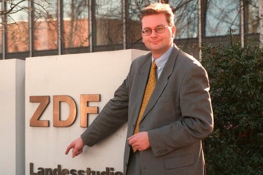 Als TV-Journalist: Reinhard Grindel (hier 1997 vor dem ZDF-Landesstudio in Berlin) war lange Jahre ZDF-Mitarbeiter.