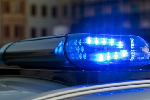 Ein 15-Jähriger ist bei einer Spritztour in eine Tempokontrolle gerauscht – und vom völlig betrunkenen Vater bei der Polizei abgeholt worden. (Symbolbild)