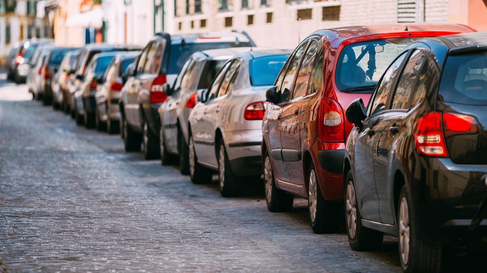 Parkende Autos: Welche Pflichten haben Autofahrer beim Ausparken?