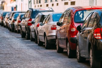 Parkende Autos: Welche Pflichten haben Autofahrer beim Ausparken?