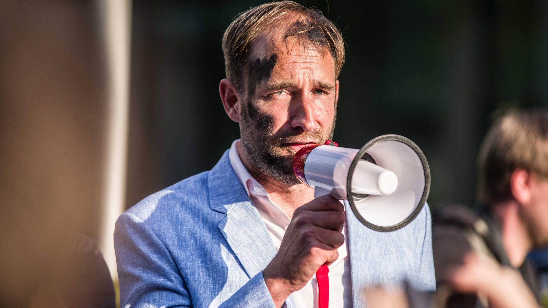 Top-Aktivist des "Zentrums für Politische Schönheit", Philipp Ruch: Weil der Thüringer AfD-Politiker Björn Höcke das Holocaust-Mahnmal in Berlin als "Denkmal der Schande" bezeichnete, stellten die Künstler dem Politiker ein solches Mahnmal vor die Haustür. Top-Aktivist des "Zentrums für Politische Schönheit", Philipp Ruch: Weil der Thüringer AfD-Politiker Björn Höcke das Holocaust-Mahnmal in Berlin als "Denkmal der Schande" bezeichnete, stellten die Künstler dem Politiker ein solches Mahnmal vor die Haustür.