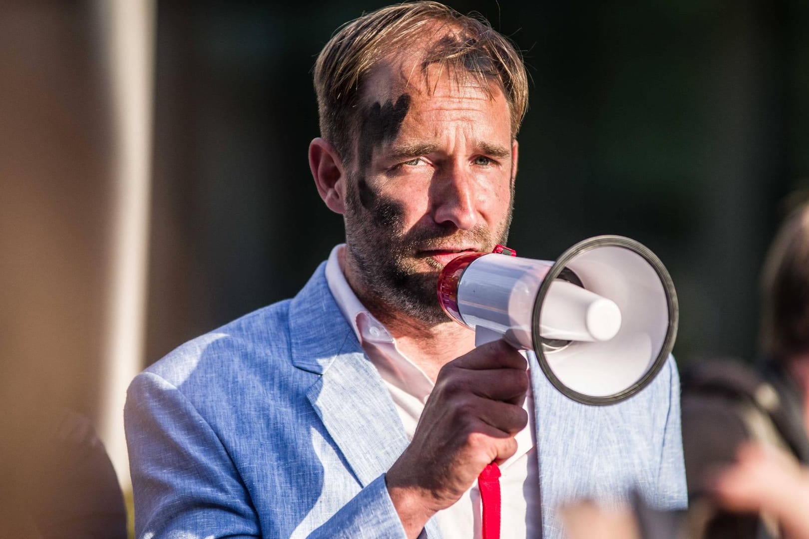 Top-Aktivist des "Zentrums für Politische Schönheit", Philipp Ruch: Weil der Thüringer AfD-Politiker Björn Höcke das Holocaust-Mahnmal in Berlin als "Denkmal der Schande" bezeichnete, stellten die Künstler dem Politiker ein solches Mahnmal vor die Haustür.
