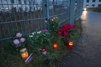 Blumen und Kerzen stehen am Eingang zu einer kommunalen Unterkunft, in der die Leiche der 17-Jährigen gefunden wurde.