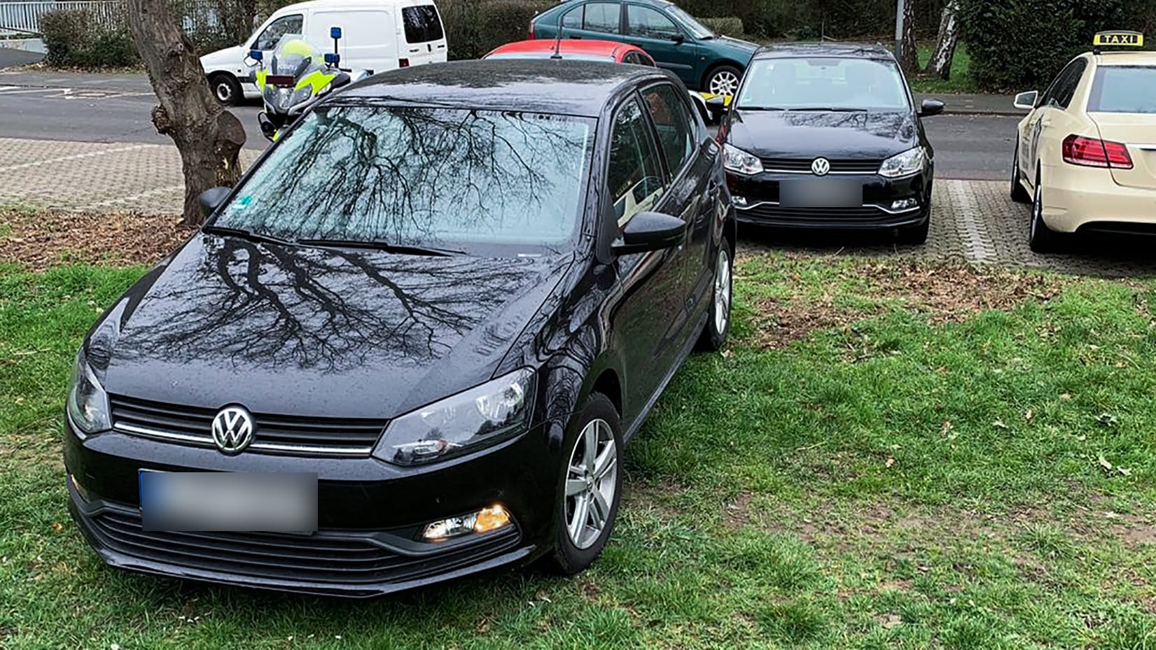 Der VW Polo von Taxiunternehmer Adem Altay steht in Köln vor einer Kopie seines Autos. Durch Zufall ist ein Kölner auf eine exakte Kopie seines Wagens gestoßen.