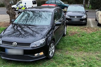 Der VW Polo von Taxiunternehmer Adem Altay steht in Köln vor einer Kopie seines Autos. Durch Zufall ist ein Kölner auf eine exakte Kopie seines Wagens gestoßen.