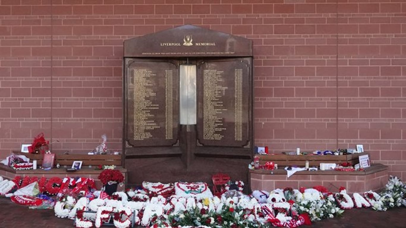 Ein Gedenkstein erinnert an die Opfer der Hillsborough-Katastrophe aus dem Jahr 1989.