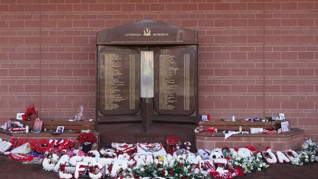 Ein Gedenkstein erinnert an die Opfer der Hillsborough-Katastrophe aus dem Jahr 1989. Ein Gedenkstein erinnert an die Opfer der Hillsborough-Katastrophe aus dem Jahr 1989.