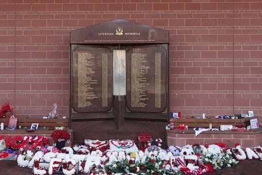 Ein Gedenkstein erinnert an die Opfer der Hillsborough-Katastrophe aus dem Jahr 1989.