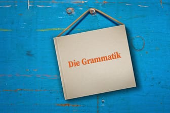Ein Grammatikbuch hängt am Nagel: Vielen ist die Bedeutung des transitiven Verbs hängen – hängte – gehängt im Gegensatz zum intransitiven hängen – hing – gehangen nicht bekannt oder geläufig.