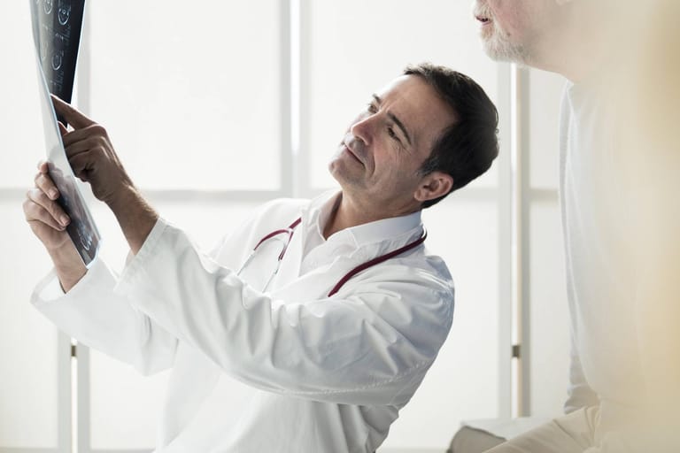 Arzt mit MRT-Bild: Der Patient soll in jeder Phase verstehen, wie er behandelt wird.