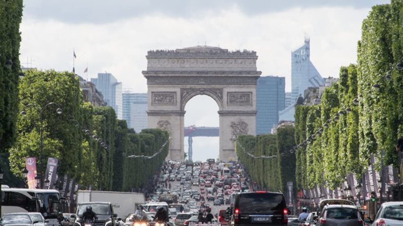 Christo will den Arc de Triomphe mit silber-bläulichem Stoff verpacken.