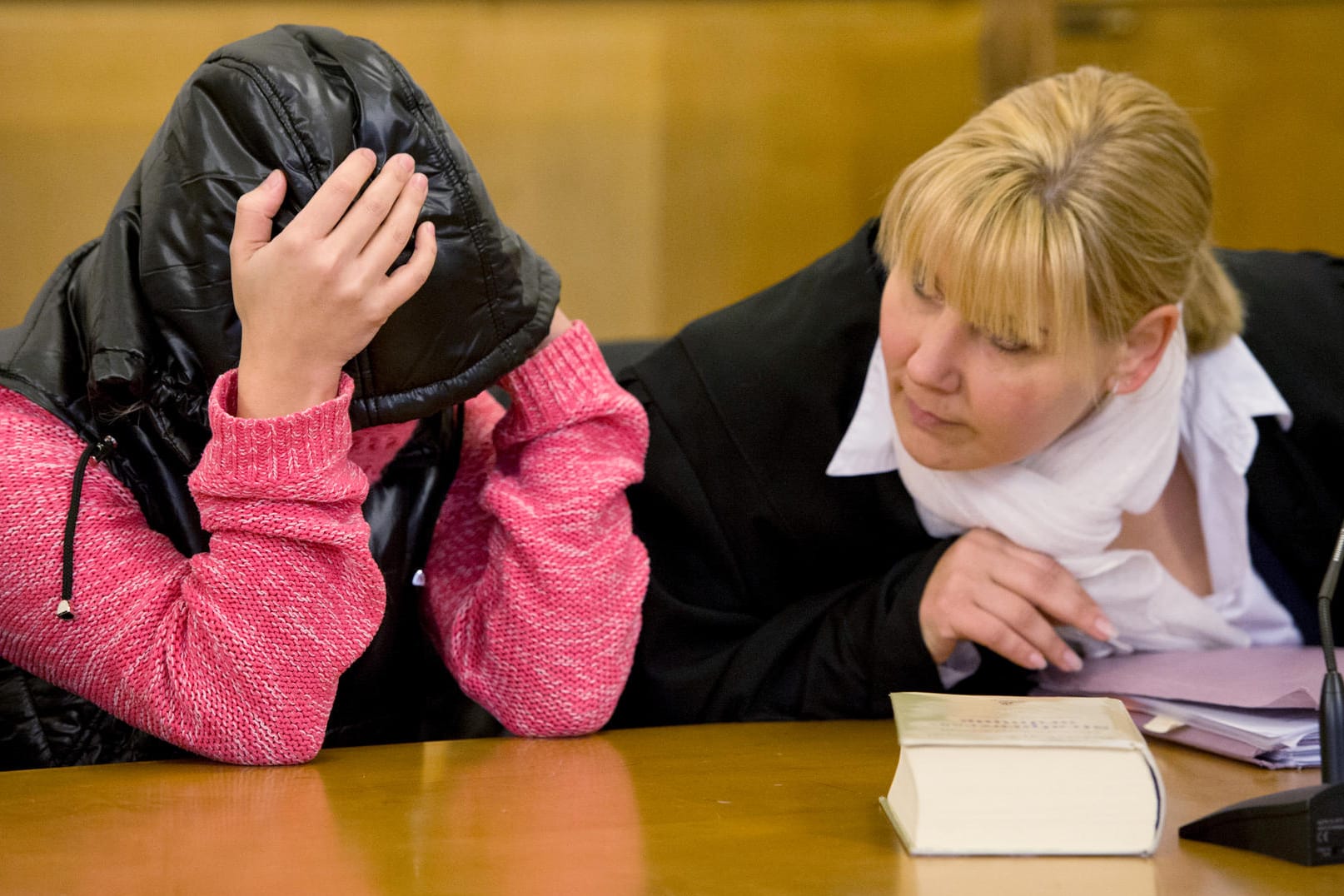 Die Angeklagte (l.) sitzt neben ihrer Anwältin im Verhandlungssaal des Landgerichts Osnabrück.