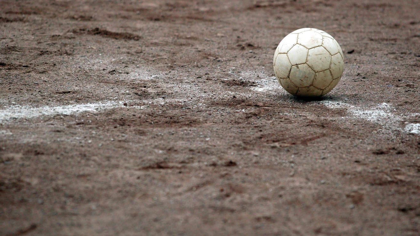 Fußball auf einem Aschenplatz: In Hamburg spielt nach Angaben des Verfassungsschutzes ein islamistischer Verein in der Kreisliga.