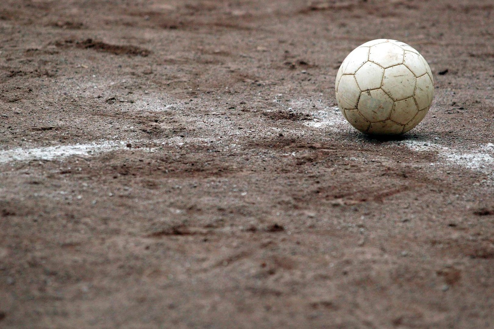 Fußball auf einem Aschenplatz: In Hamburg spielt nach Angaben des Verfassungsschutzes ein islamistischer Verein in der Kreisliga.