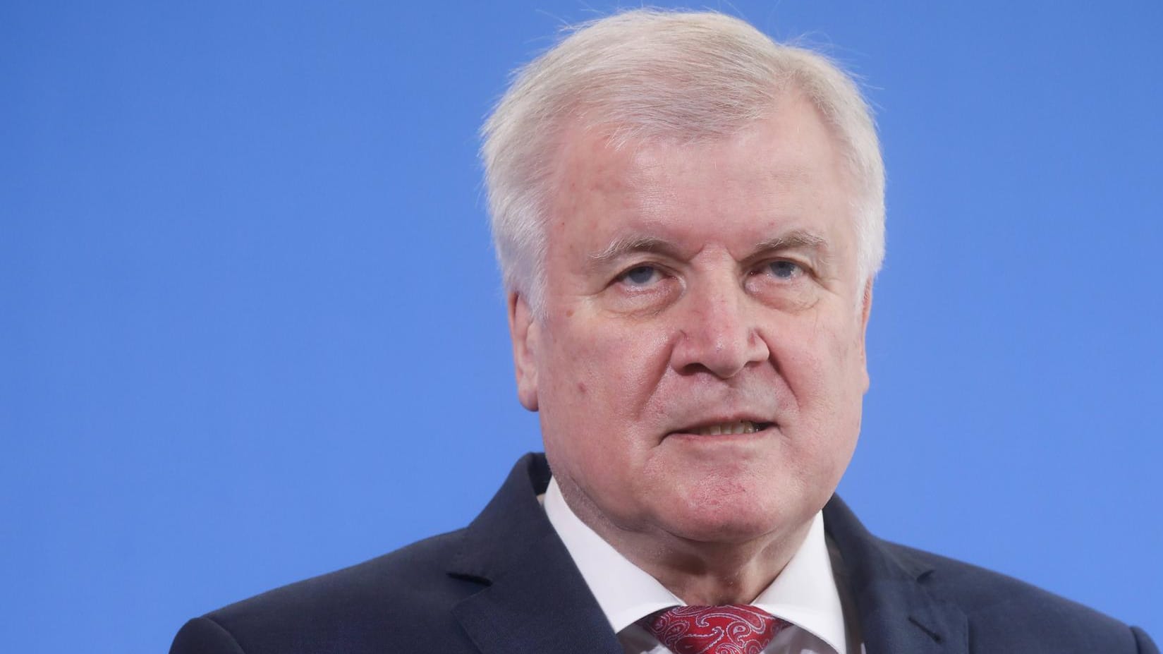 Horst Seehofer: IS-Kämpfern mit Doppelpass soll künftig die deutsche Staatsbürgerschaft entzogen werden. Horst Seehofer: IS-Kämpfern mit Doppelpass soll künftig die deutsche Staatsbürgerschaft entzogen werden.