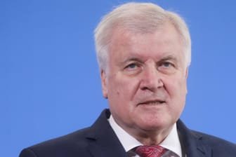 Horst Seehofer: IS-Kämpfern mit Doppelpass soll künftig die deutsche Staatsbürgerschaft entzogen werden.