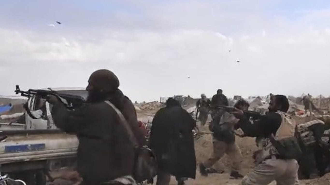 IS-Kämpfer feuern bei Baghus in Syrien ihre Waffen ab.