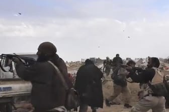 IS-Kämpfer feuern bei Baghus in Syrien ihre Waffen ab.