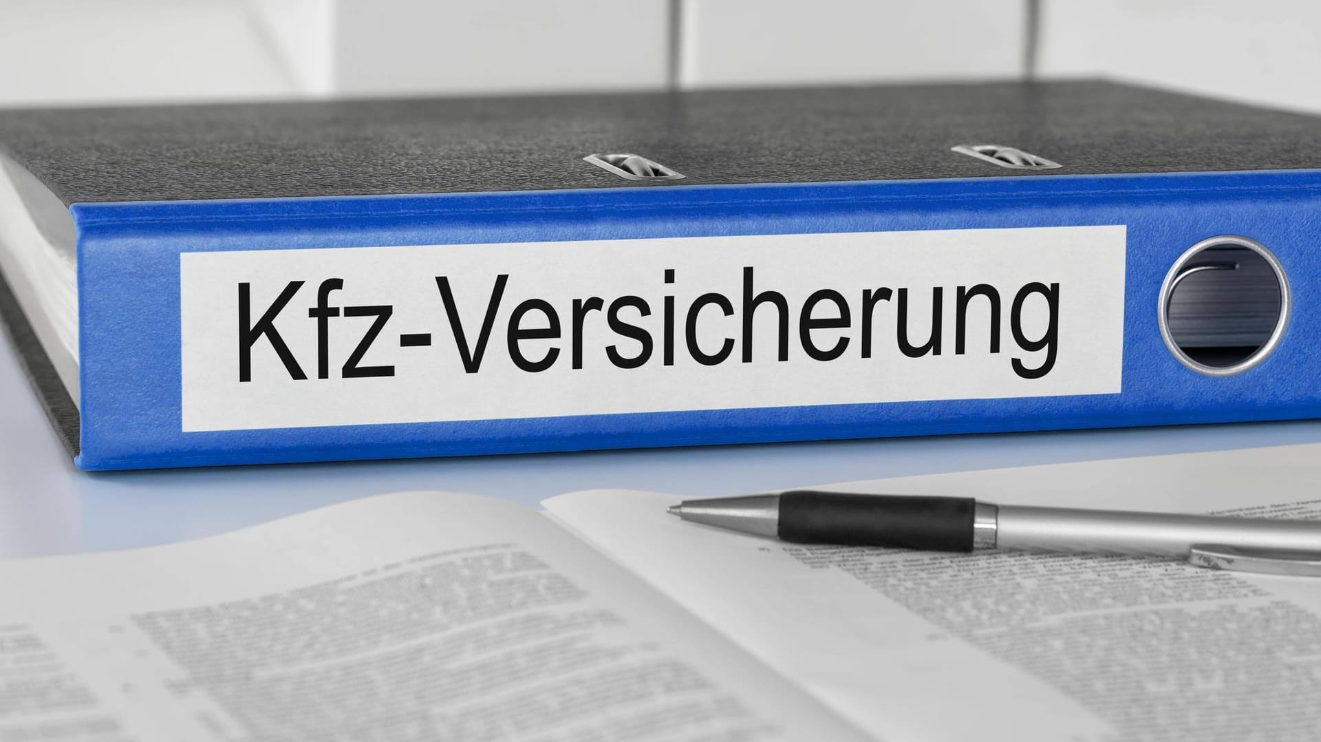 Mappe mit Versicherungsunterlagen: In den letzten Jahren sind die Beträge für Autoversicherungen kontinuierlich gestiegen.