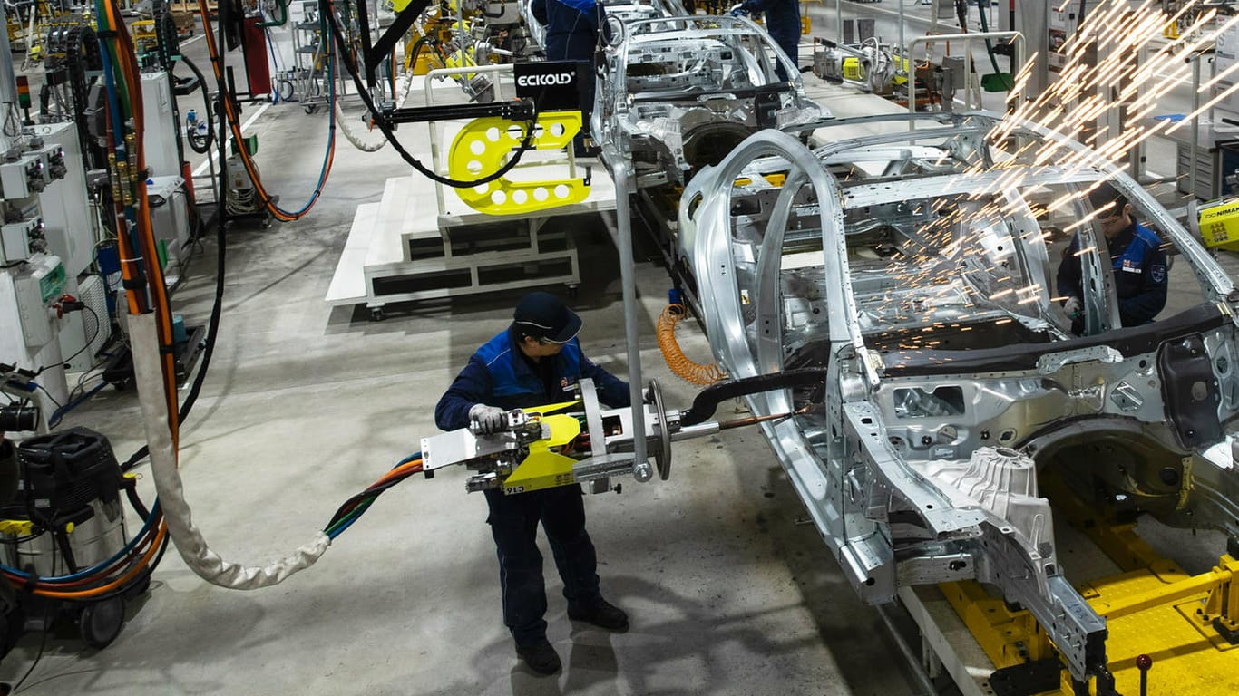 Arbeiter schweißen Autoteile: Die neue Daimler-Fabrik hat im Norden Moskaus eröffnet.