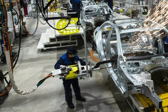 Arbeiter schweißen Autoteile: Die neue Daimler-Fabrik hat im Norden Moskaus eröffnet.