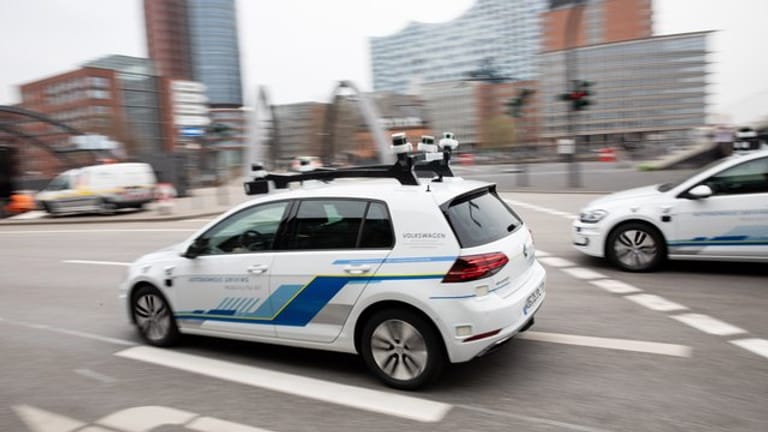 Vollautomatisch fahrende Elektro-Golf von Volkswagen sollen künftig auf einer Teststrecke in Hamburg unterwegs sein.
