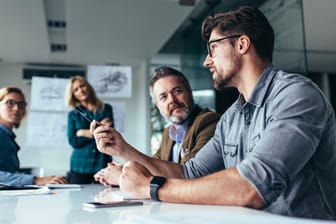 Arbeitsgespräch: Im Berufsleben sind Entscheidungen häufig schwerer als im Alltag.