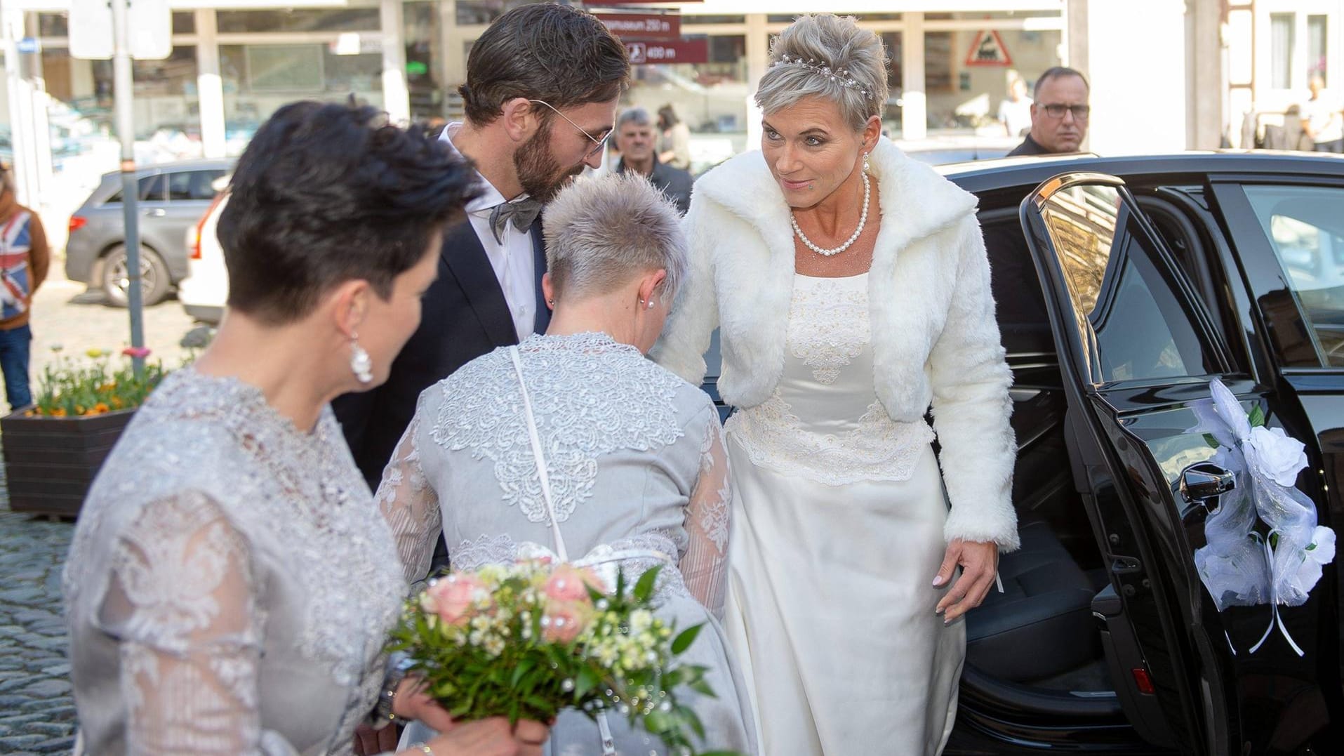 Braut Annika steigt aus dem Auto aus.