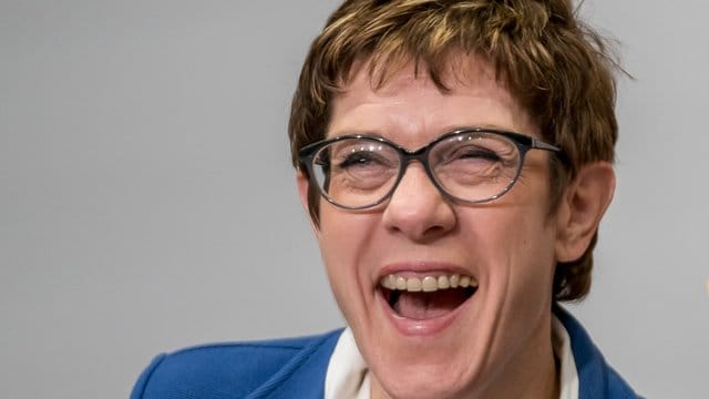 Annegret Kramp-Karrenbauer steht auf AC/DC.