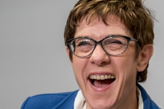 Annegret Kramp-Karrenbauer steht auf AC/DC.