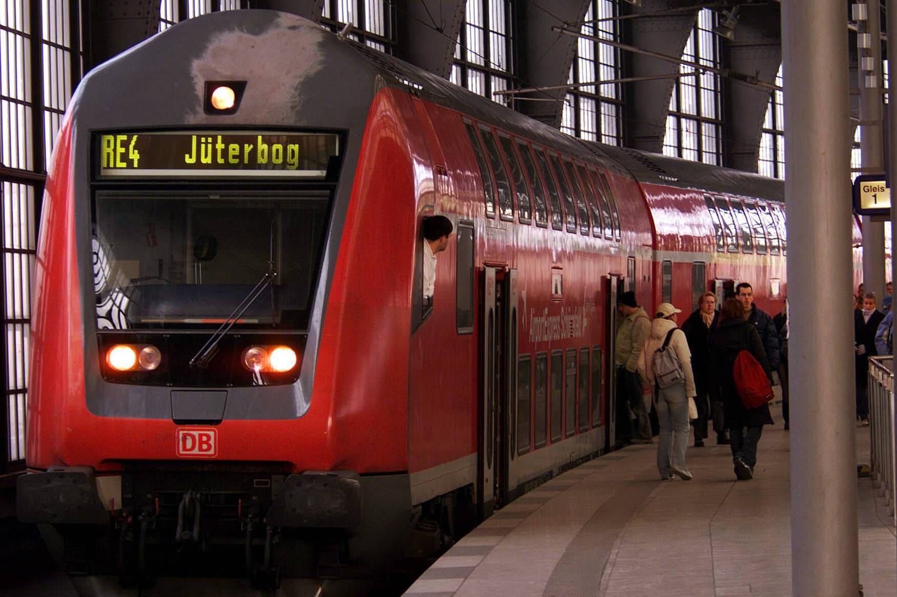 Eine Regionalbahn nach Jüterbog (Symbolbild): Auf der Strecke soll eine Bahn beschossen worden sein.