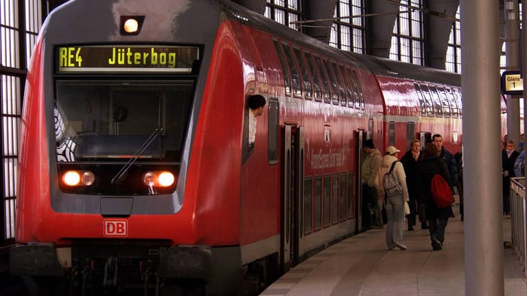 Eine Regionalbahn nach Jüterbog (Symbolbild): Auf der Strecke soll eine Bahn beschossen worden sein.