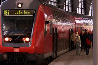 Eine Regionalbahn nach Jüterbog (Symbolbild): Auf der Strecke soll eine Bahn beschossen worden sein.