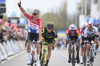 Der Niederländer Mathieu van der Poel (l) gewann Quer durch Flandern.