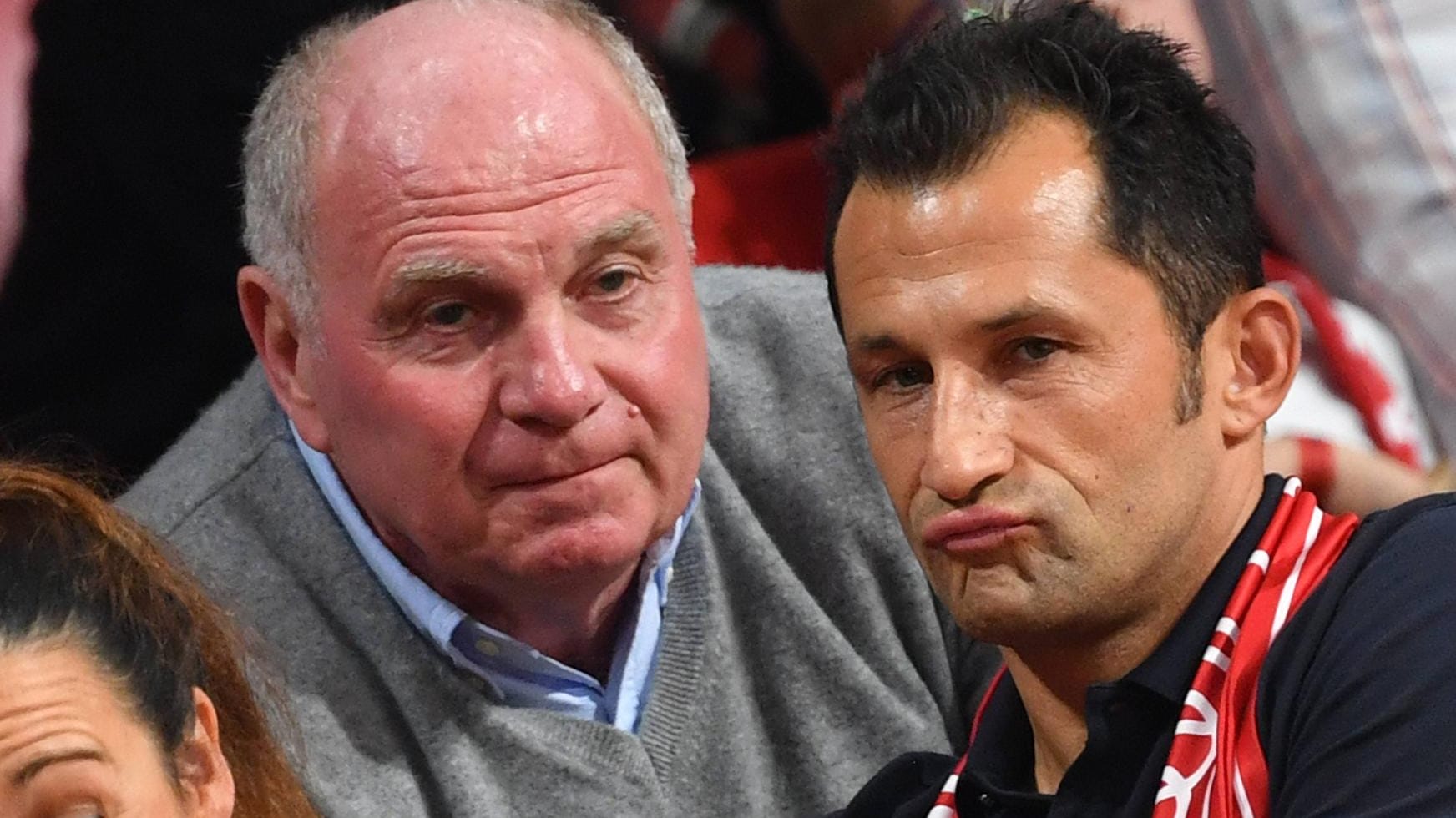 Können den FC Bayern auch im Pokal-Halbfinale verfolgen: Klubpräsident Uli Hoeneß (l.) und Sportdirektor Hasan Salihamidzic (hier bei einem Basketballspiel der Bayern Basketballer gegen Vechta/Archivbild).