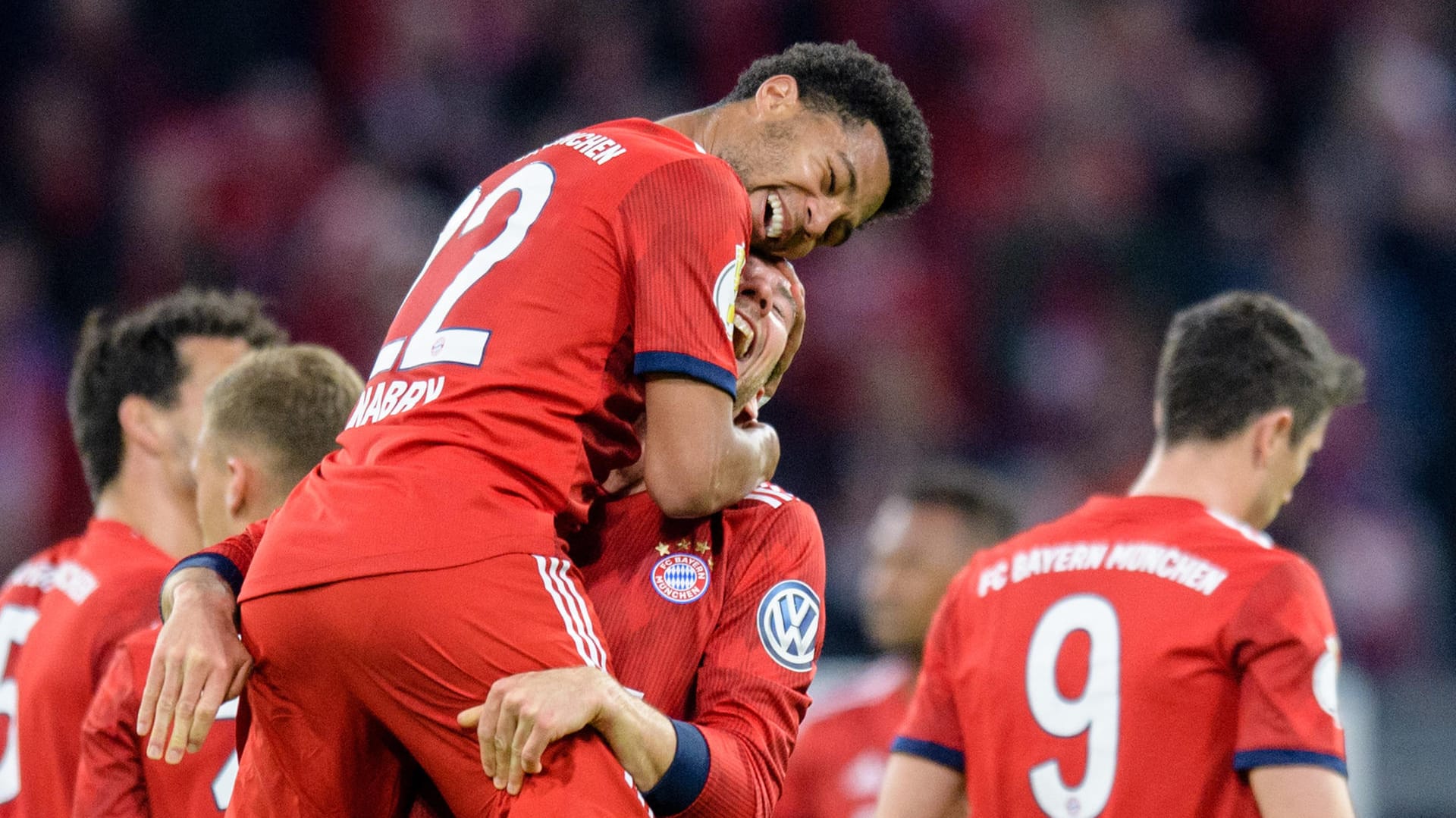 Freude bei den Bayern-Stars Gnabry (l.) und Goretzka: Der Rekordmeister setzt in einem Pokal-Krimi gegen Heidenheim durch.