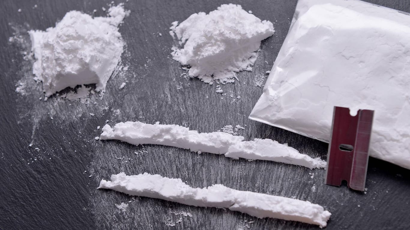 Kokain auf dem Tisch (Symbolbild): Bei einem Discounter wurde eine halbe Tonne der Droge in Bananenkisten gefunden.