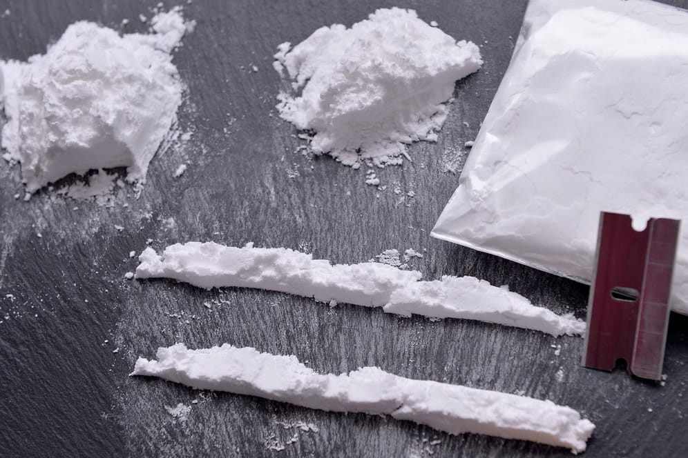 Kokain auf dem Tisch (Symbolbild): Bei einem Discounter wurde eine halbe Tonne der Droge in Bananenkisten gefunden.